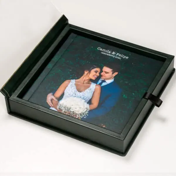 Caixa Acrílica Couro cAba Casal de noivos em álbum de fotos de casamento civil, registro especial do amor e celebração união.