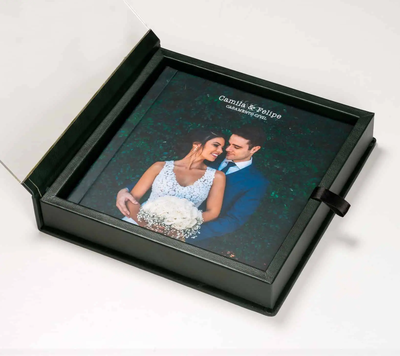 Casal de noivos em álbum de fotos de casamento civil, registro especial do amor e celebração união.
