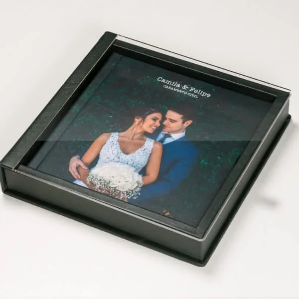 Caixa Acrílica Couro cAba 1. Retrato de casal de noivos em quadro personalizado para casamento civil.