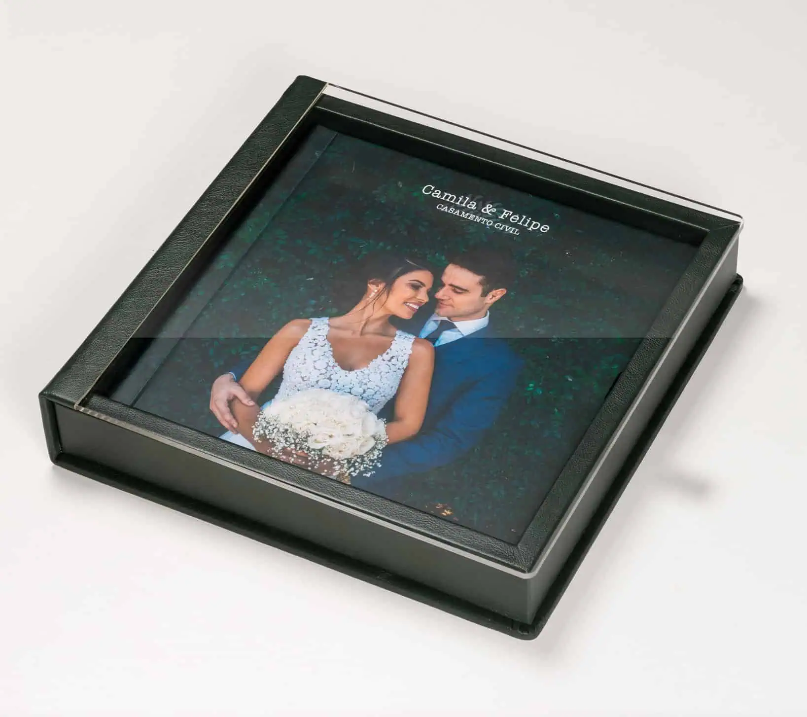 1. Retrato de casal de noivos em quadro personalizado para casamento civil.
