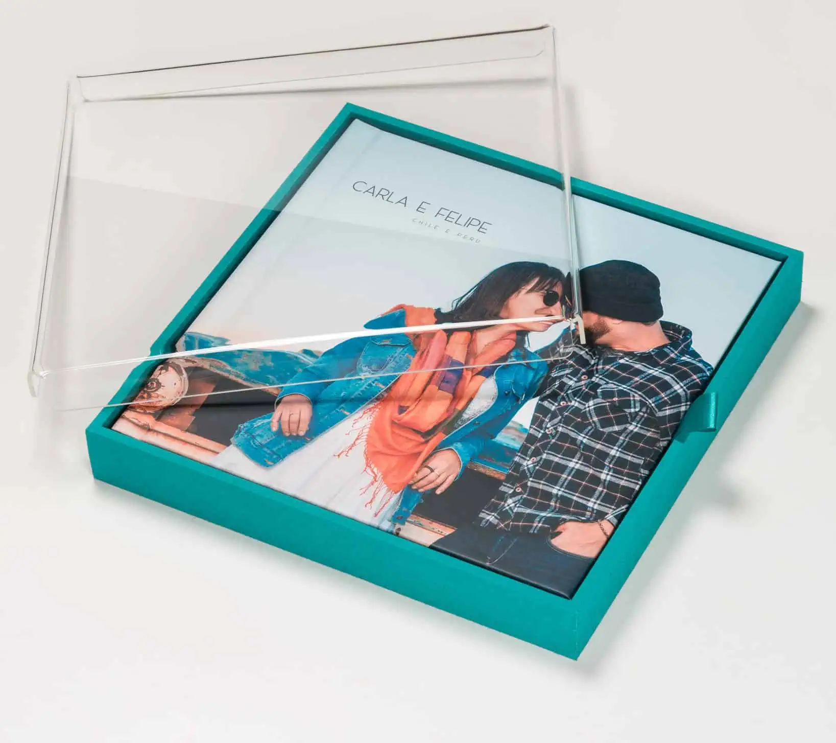 1. Moldura personalizada de foto com casal, presente especial para ocasiões especiais.