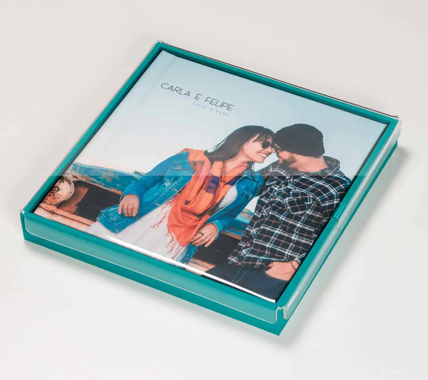 1. Fotolivro personalizado de casal na loja Fotoclub, presente romântico e exclusivo.