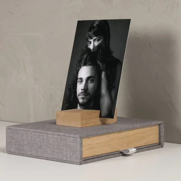 Print Collection – Folhas soltas 2 Anime em preto e branco de pessoas com foco na fotografia artística e moderna.