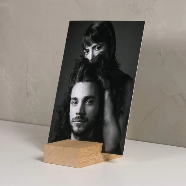 Print Collection – Folhas soltas 3 Detalhe de quadro de fotografia em preto e branco com base de madeira, destacando arte fotográfica e decoração.