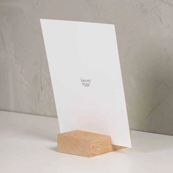 Print Collection – Folhas soltas 4 Cartaz em branco sobre suporte de madeira, ideal para fotografia de produtos e comunicação visual.
