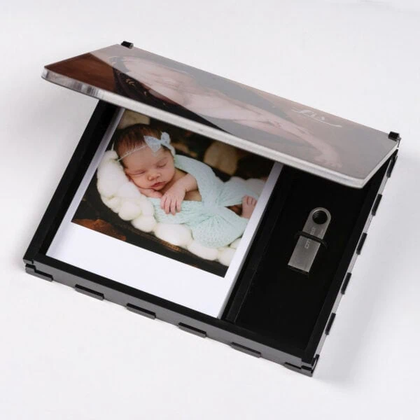 Box Acrilic Foto 2 Recorte de foto de bebê dormindo, impressa em uma câmera portátil com SSD; fotografia de recém-nascido para fotografia de maternidade.
