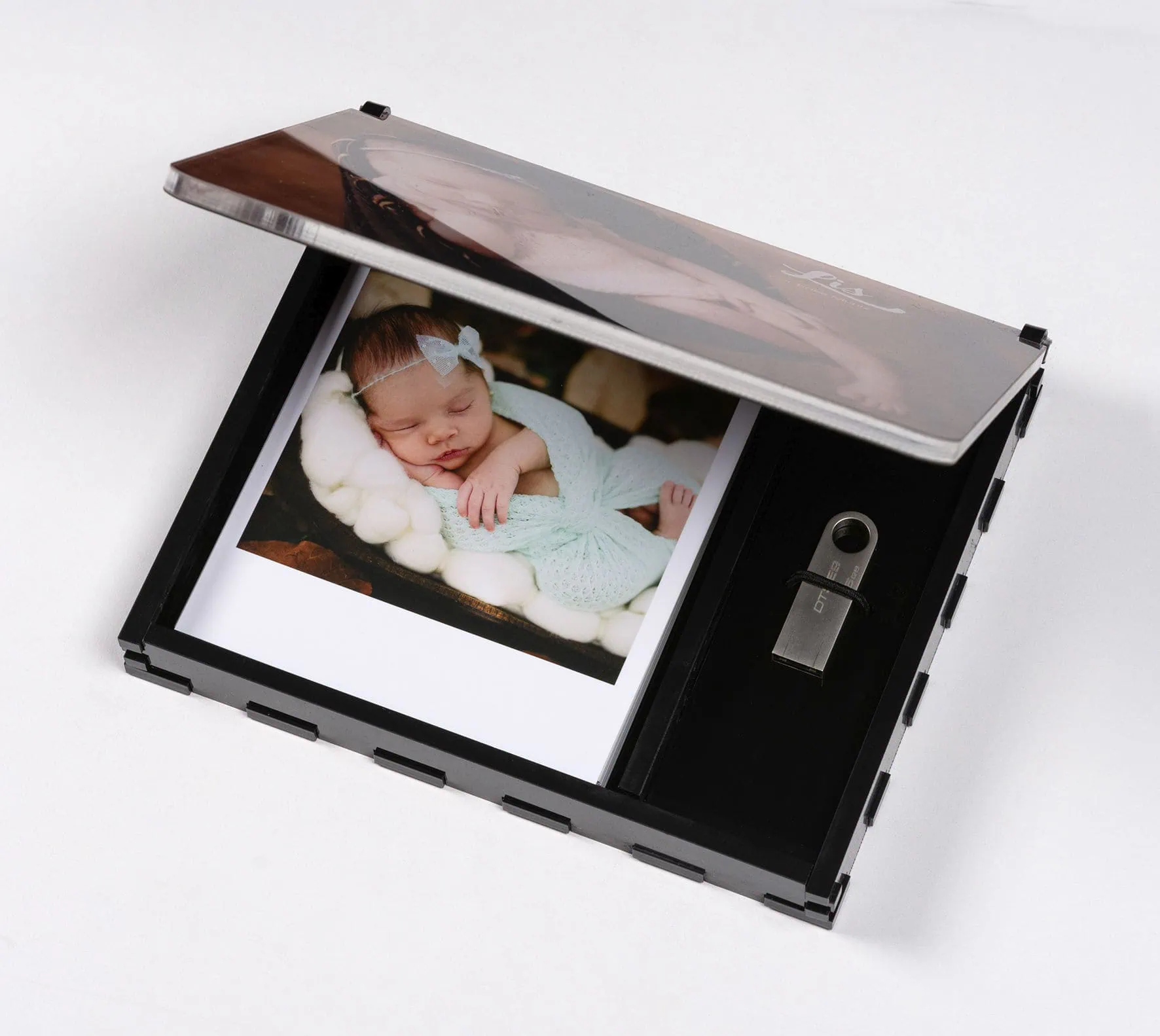 Recorte de foto de bebê dormindo, impressa em uma câmera portátil com SSD; fotografia de recém-nascido para fotografia de maternidade.