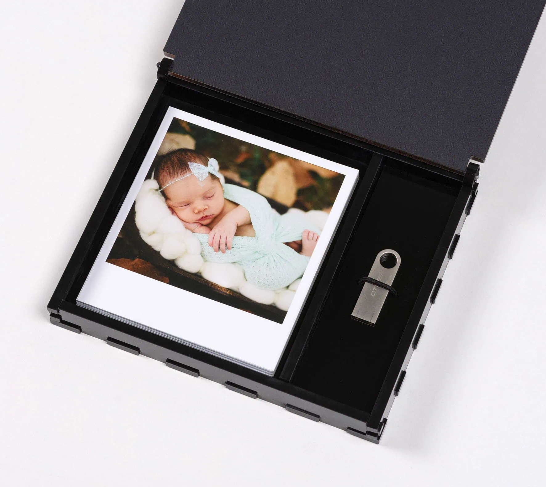 1. Fotografia de bebê recém-nascido em caixa de fotos personalizada.