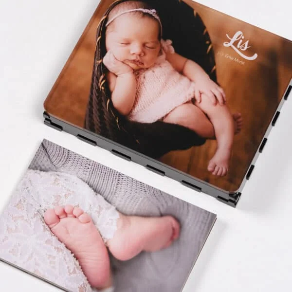 Box Acrilic Foto 4 Recipiente personalizado com foto de bebê dormindo, ideal para recordações especiais.