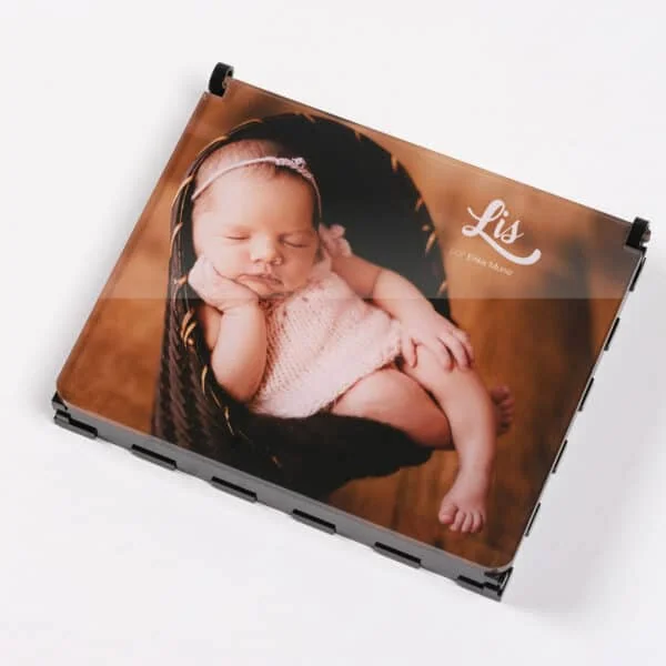 Box Acrilic Foto Menina recém-nascida com fone de ouvido personalizada, foto impressa em porta-retrato premium.