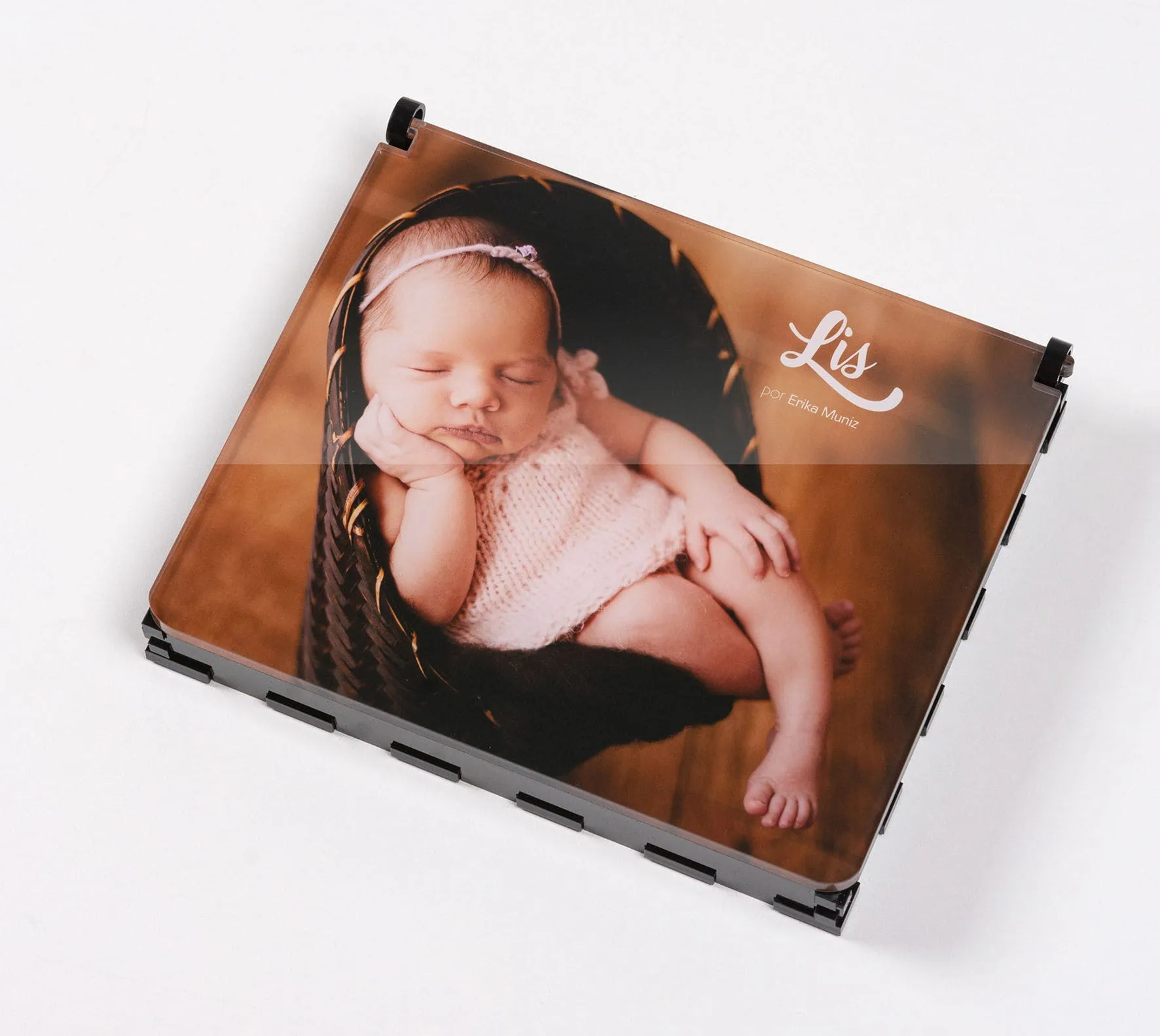 Menina recém-nascida com fone de ouvido personalizada, foto impressa em porta-retrato premium.