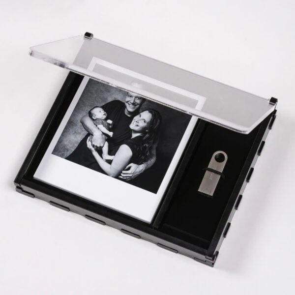 Box Cristal 1 Retrato em preto e branco de família com bebê, impressões fotográficas profissionais, Fotoclub.