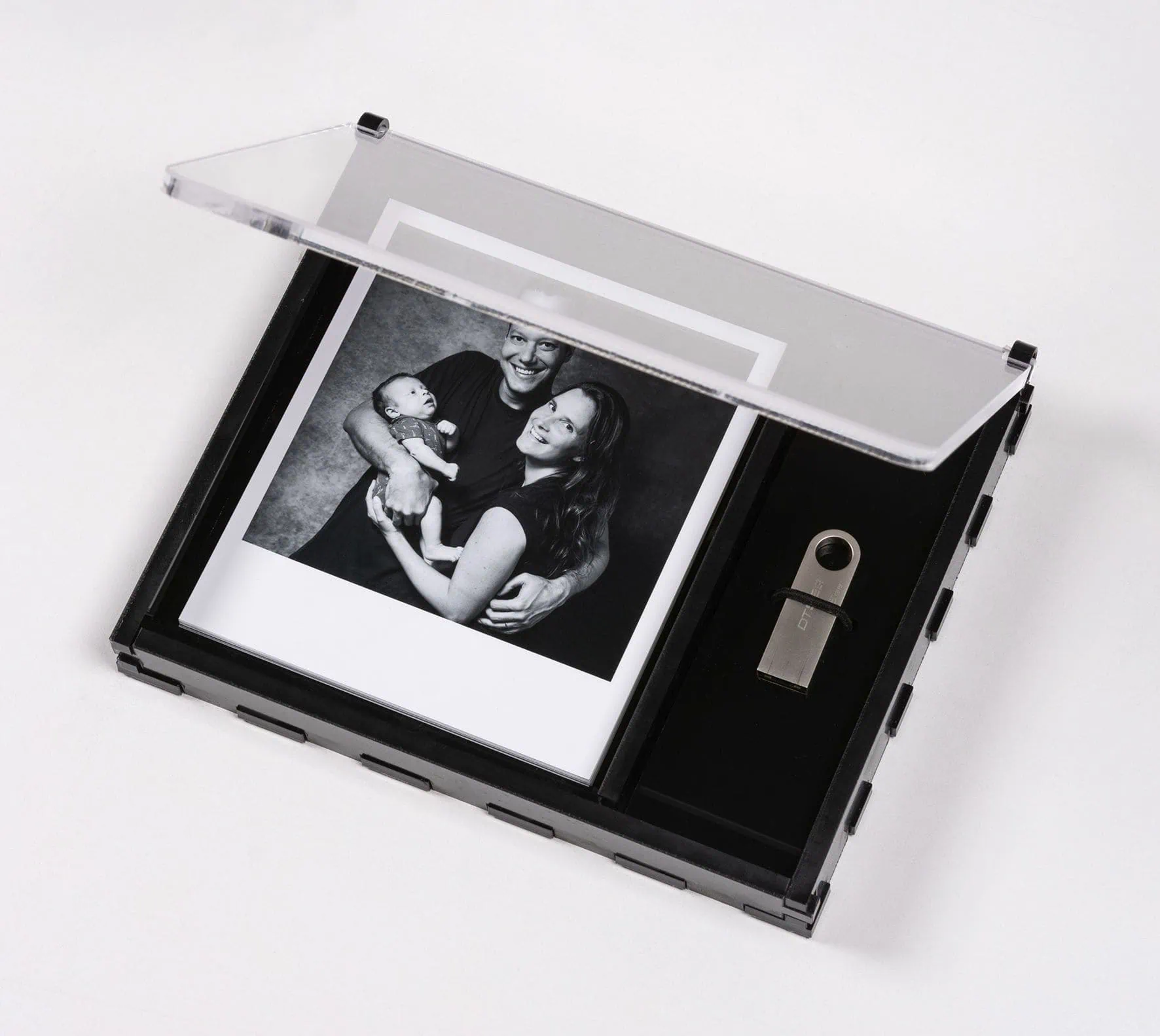 Retrato em preto e branco de família com bebê, impressões fotográficas profissionais, Fotoclub.