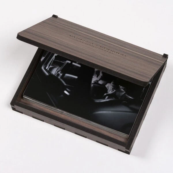 Box Wood 3 1. Álbum de fotos em madeira com imagens preto e branco de pessoas no carro.