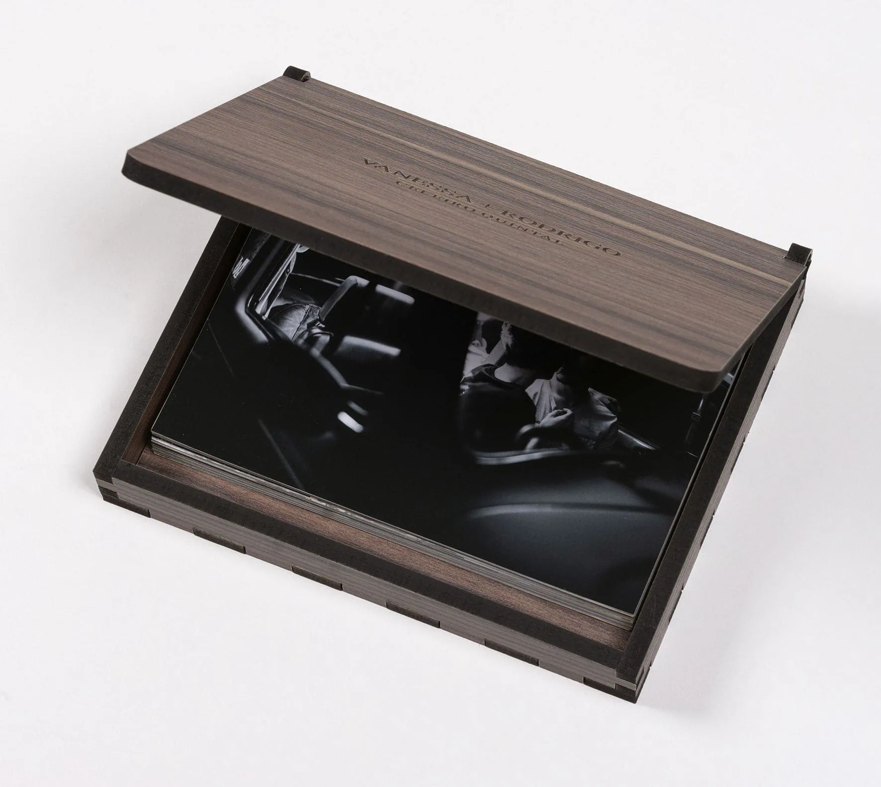 1. Álbum de fotos em madeira com imagens preto e branco de pessoas no carro.