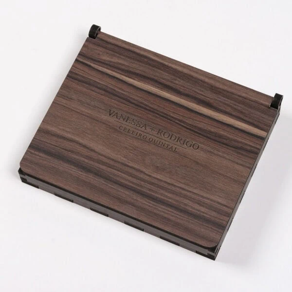 Box Wood 4 Madeira personalizada com nomes para eventos especiais, como casamentos e encontros familiares.