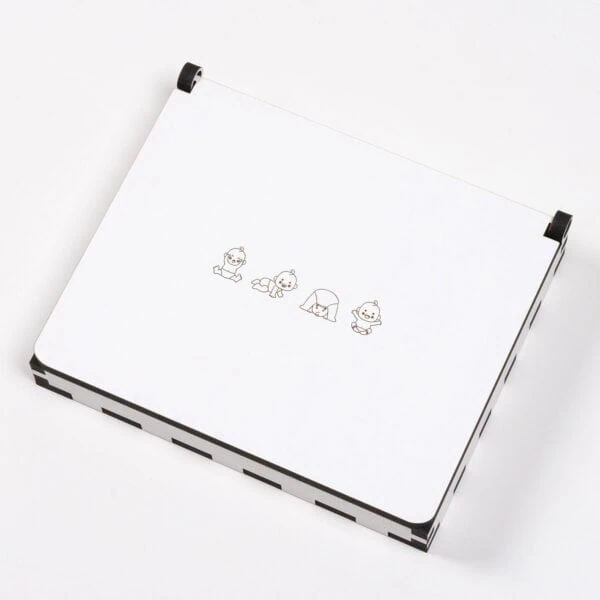 Box Wood 6 Desenho minimalista de personagens infantis em um quadro de luz LED com iluminação uniforme.
