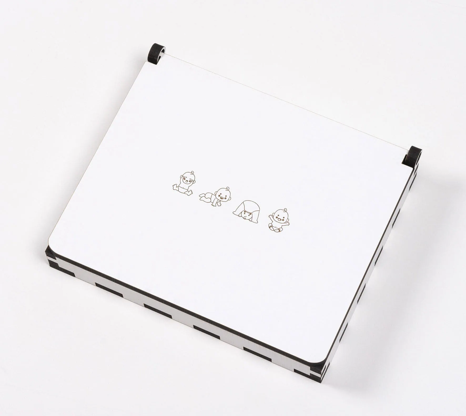 Desenho minimalista de personagens infantis em um quadro de luz LED com iluminação uniforme.