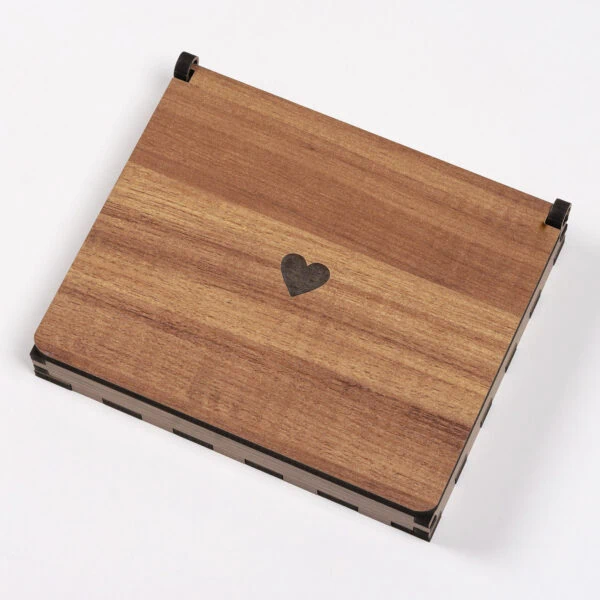 Box Wood Pequena caixa de madeira com coração, presente artesanal para fotos e decoração.