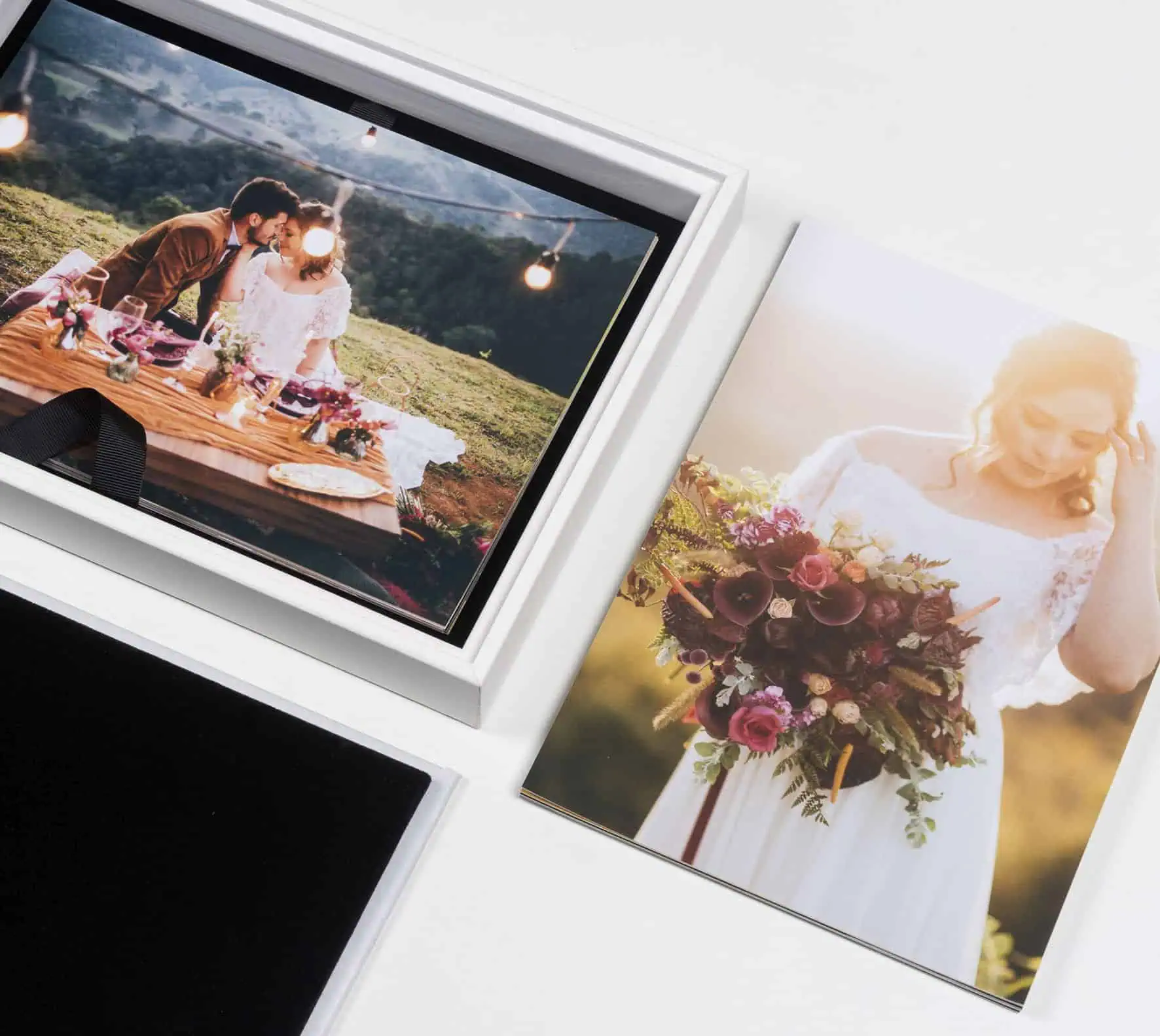 Casal no campo comemorando casamento ao ar livre com foto impressa de alta qualidade.