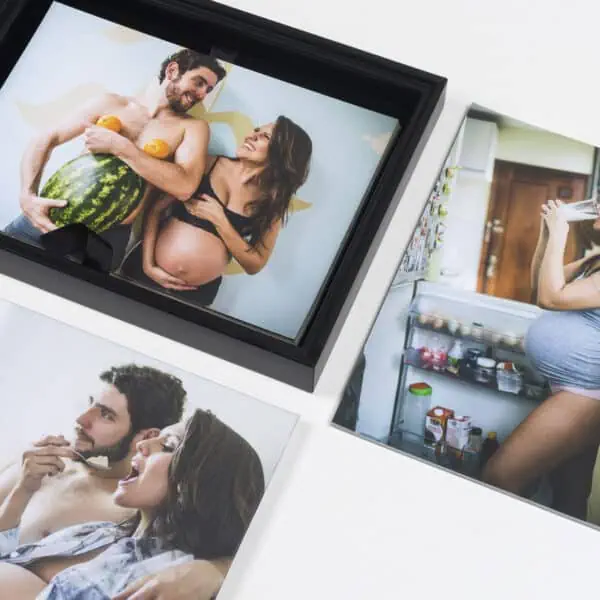 Box para Foto 2 Fotografia de casal em ensaio pré-natal em quadro decorativo, ambiente criativo e descontraído.