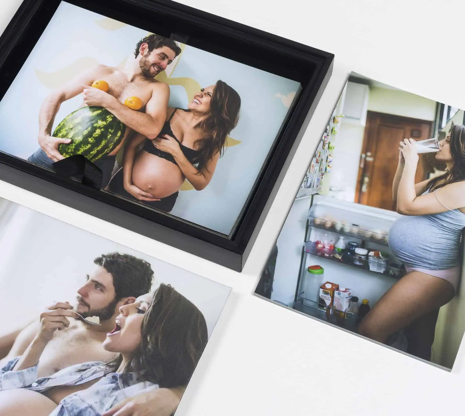 Fotografia de casal em ensaio pré-natal em quadro decorativo, ambiente criativo e descontraído.
