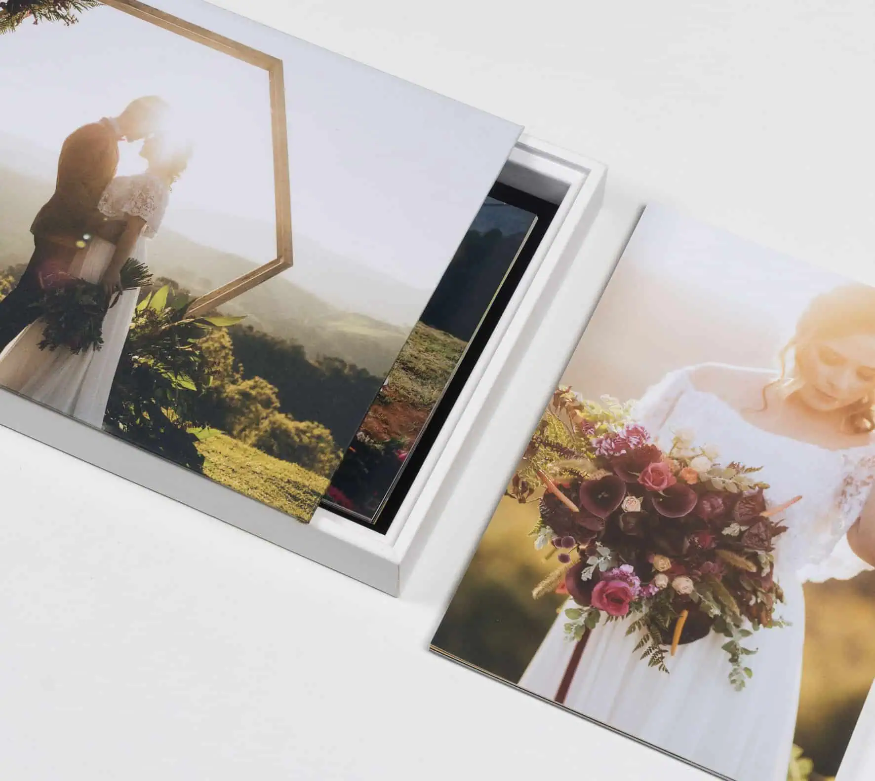 1. Fotos impressas de casamento com Bouquet e fundo natural ao pôr do sol.
