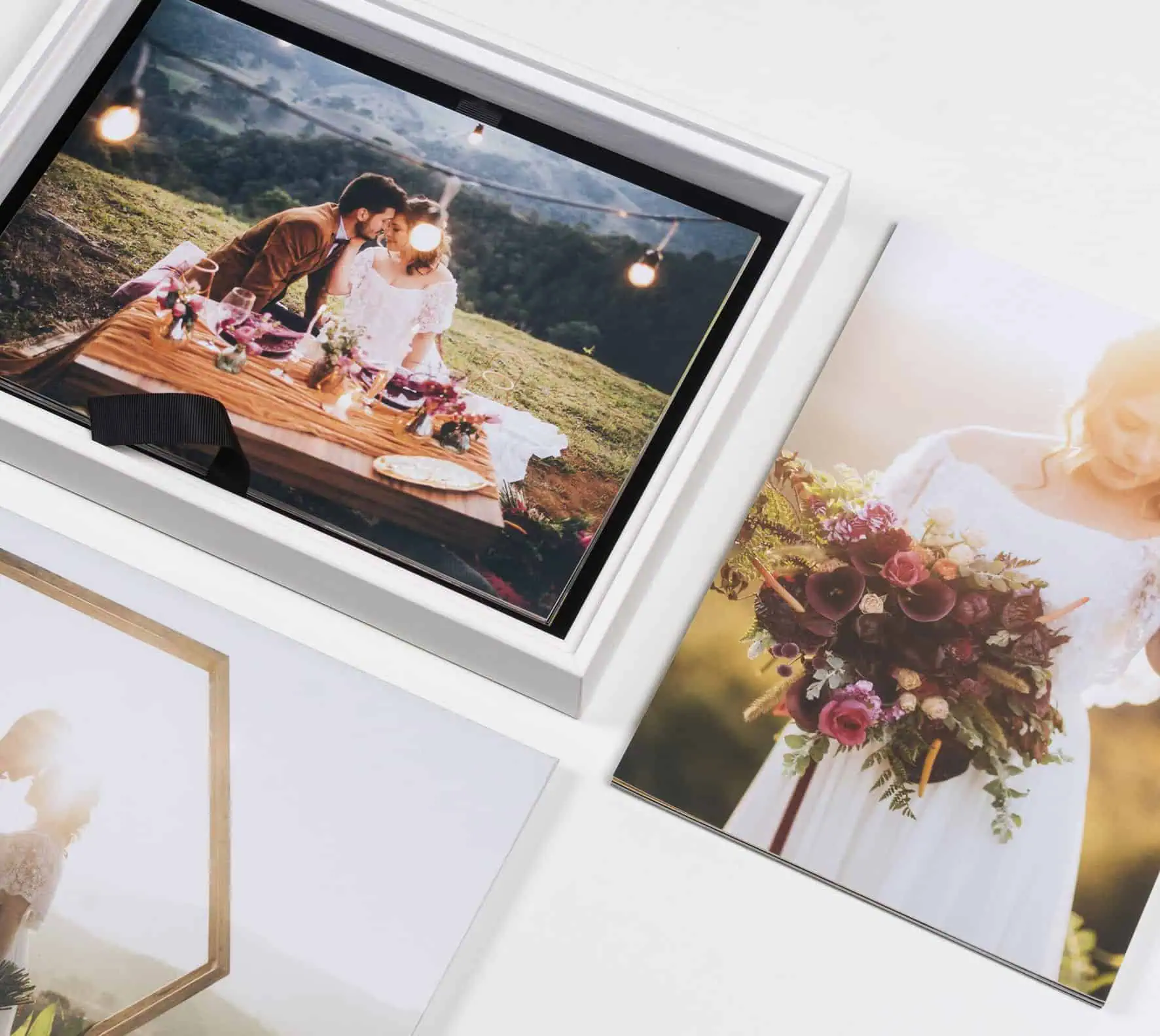 1. Fotos de casamentos ao ar livre com decoração elegante e natureza exuberante.