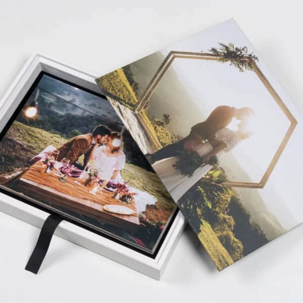 Box para Foto 7 Encontro de casal em mosaico de fotos de casamento ao ar livre, com decoração rústica e natureza.