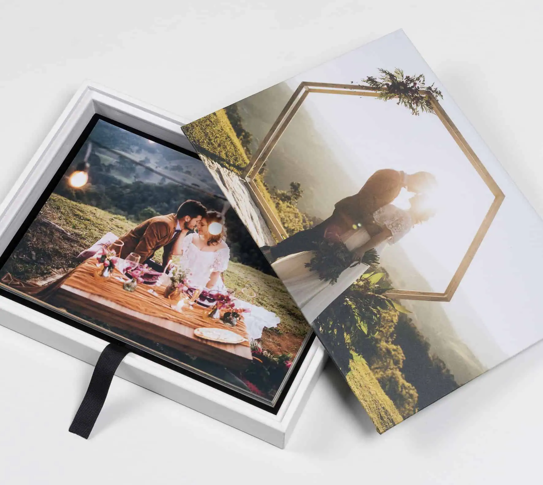 Encontro de casal em mosaico de fotos de casamento ao ar livre, com decoração rústica e natureza.