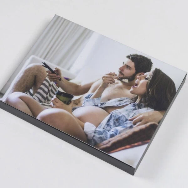 Box para Foto 8 Casal fazendo sessão de fotos em cama com fotos do Fotoclub.