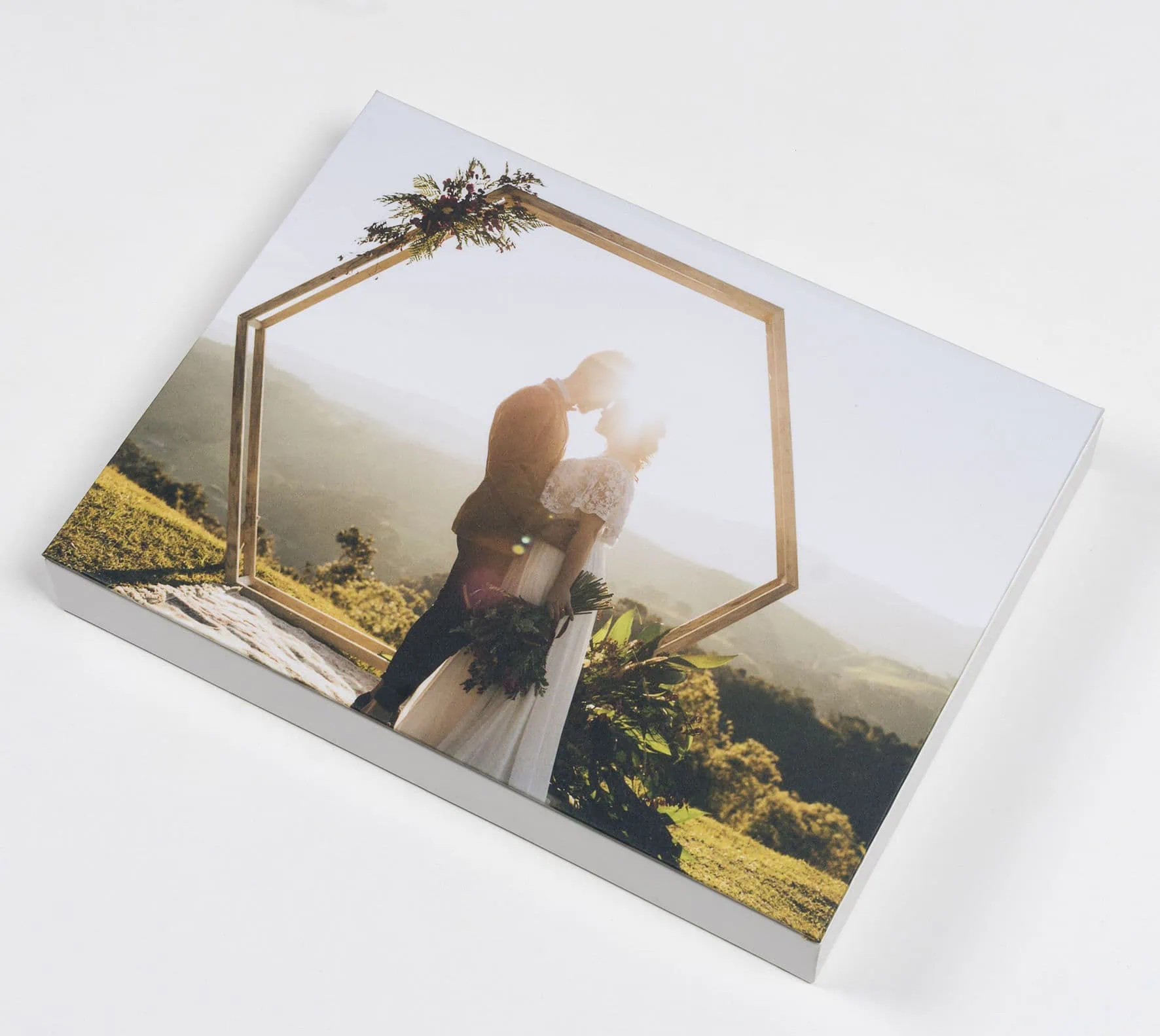 Casal apaixonado em cenário ao ar livre, foto de casamento fotoclube, arte de fotografia criativa.