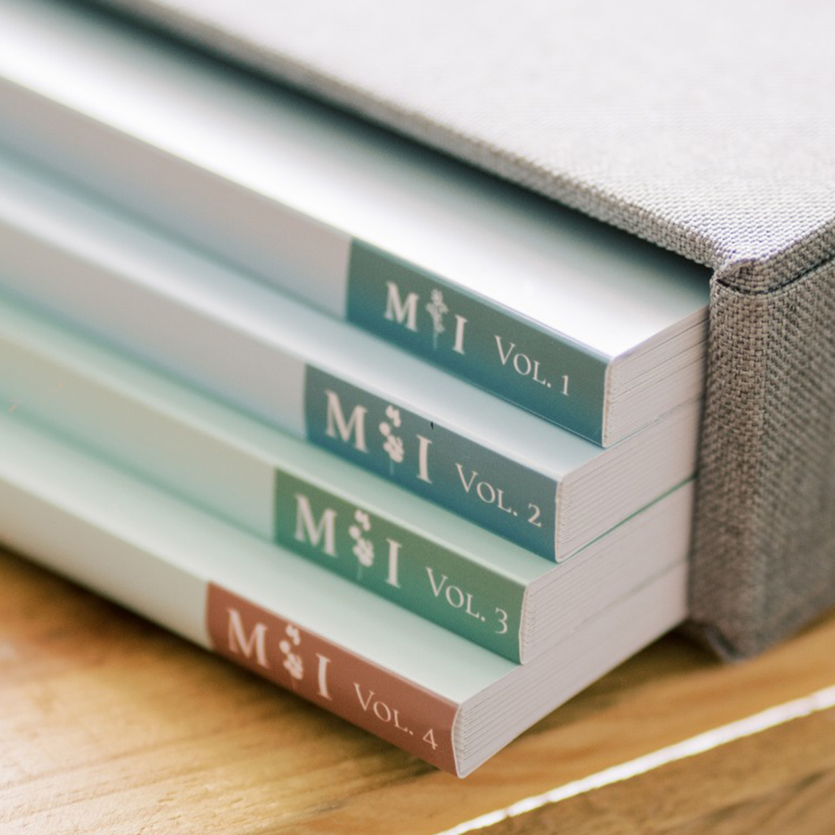 Morretes de livros de poesia M I com capas coloridas empilhadas, representando coleção literária.