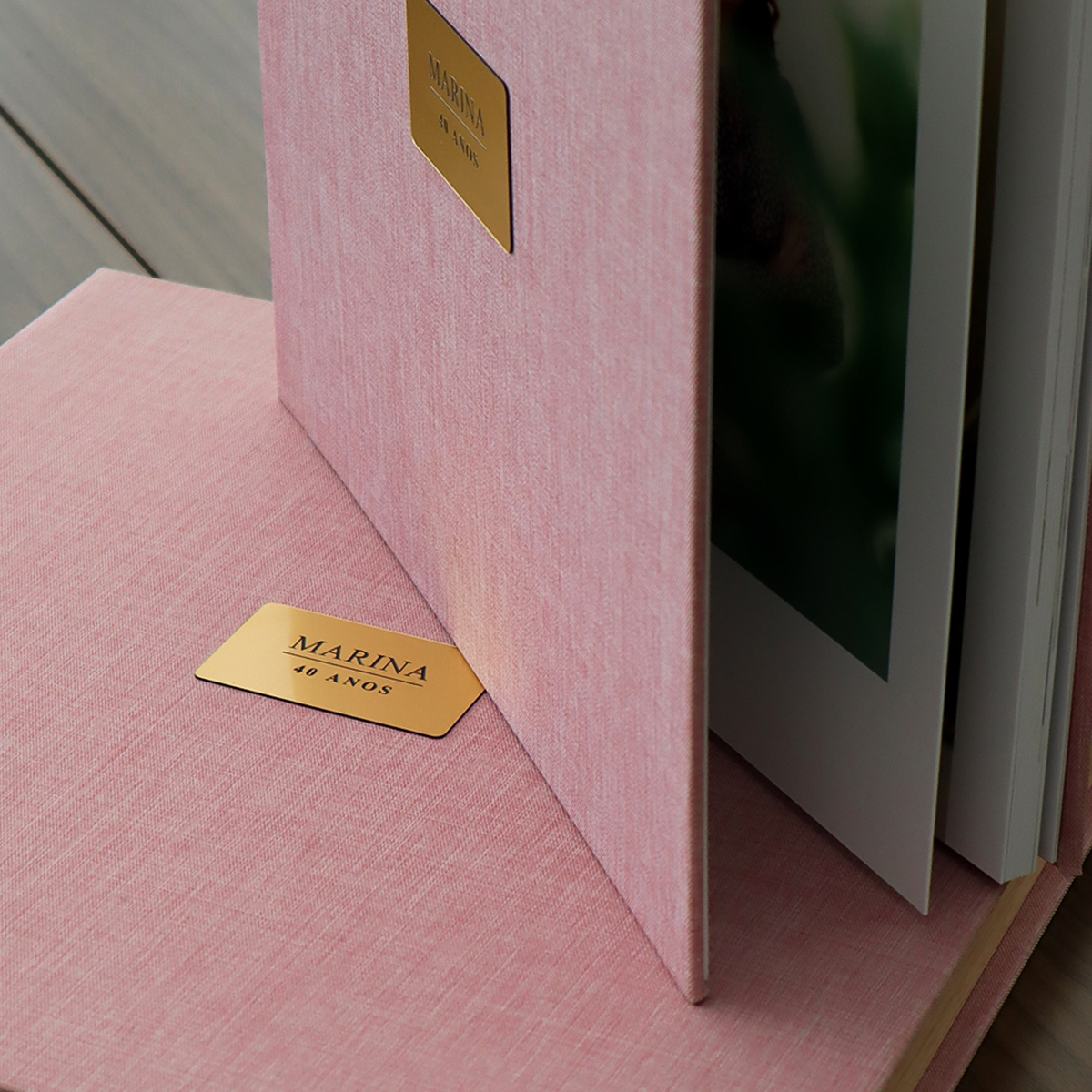 Aprendazeh possível_url.APPENDIX:1.alt text: Album de fotos personalizado para marinas de 40 anos, rosa elegante, em material texturizado.