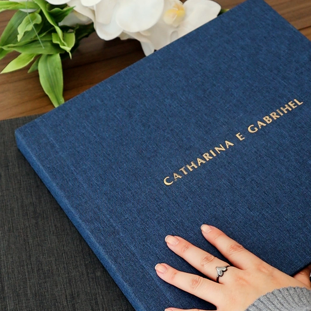 ÁLTER: Álbum de casamento personalizado com nomes Catharina e Gabriel em capa azul.