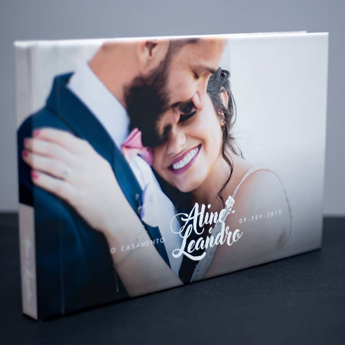 Amor entre casal, fotos de casamento, presente personalizado, álbum de fotos de casamento.