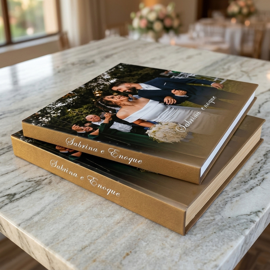 Casamento ao ar livre com noivos em traje formal, livros de fotos de casamento personalizados, decor.