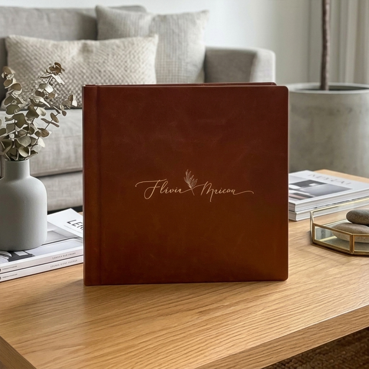 Álbum de fotos personalizado com nome e design elegante em couro marrom.