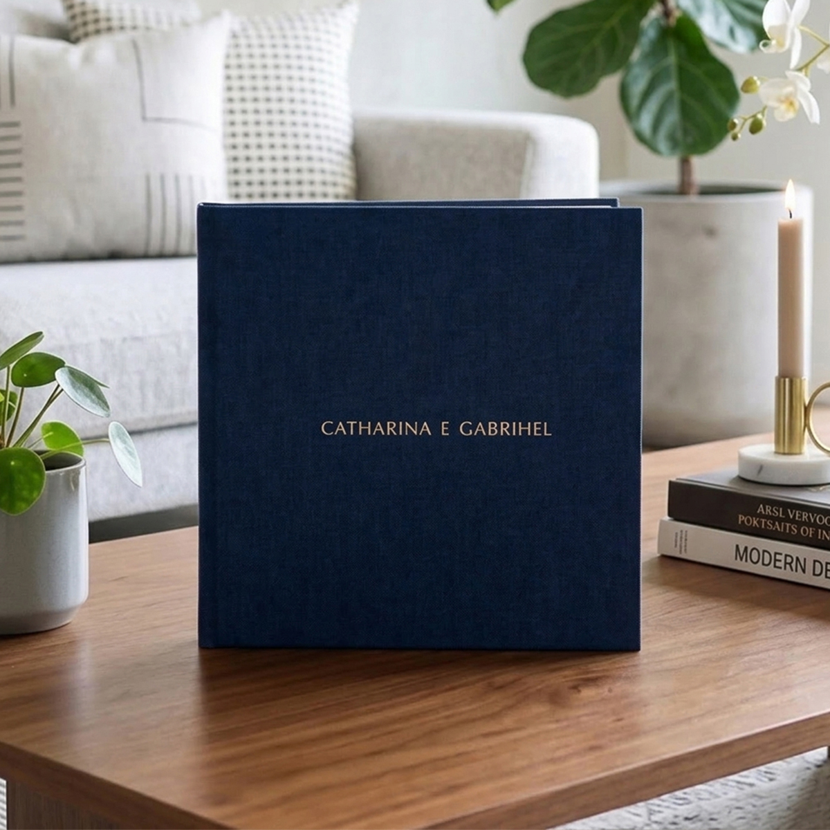 Álbum de casamento com nomes Catharina e Gabriel em capa azul elegante.