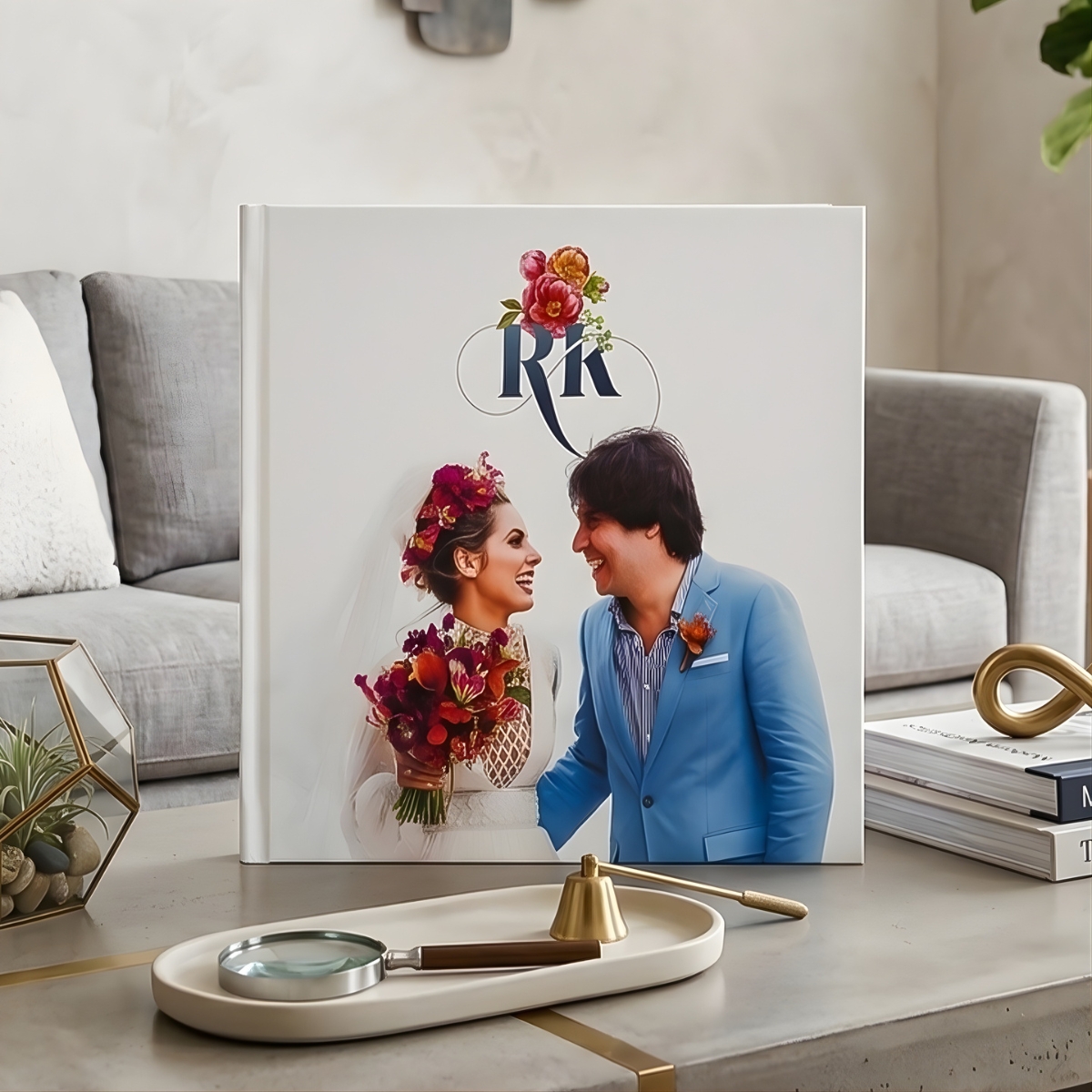 Casal sorridente com ålbum de fotos de casamento, decoração moderna e elegante.