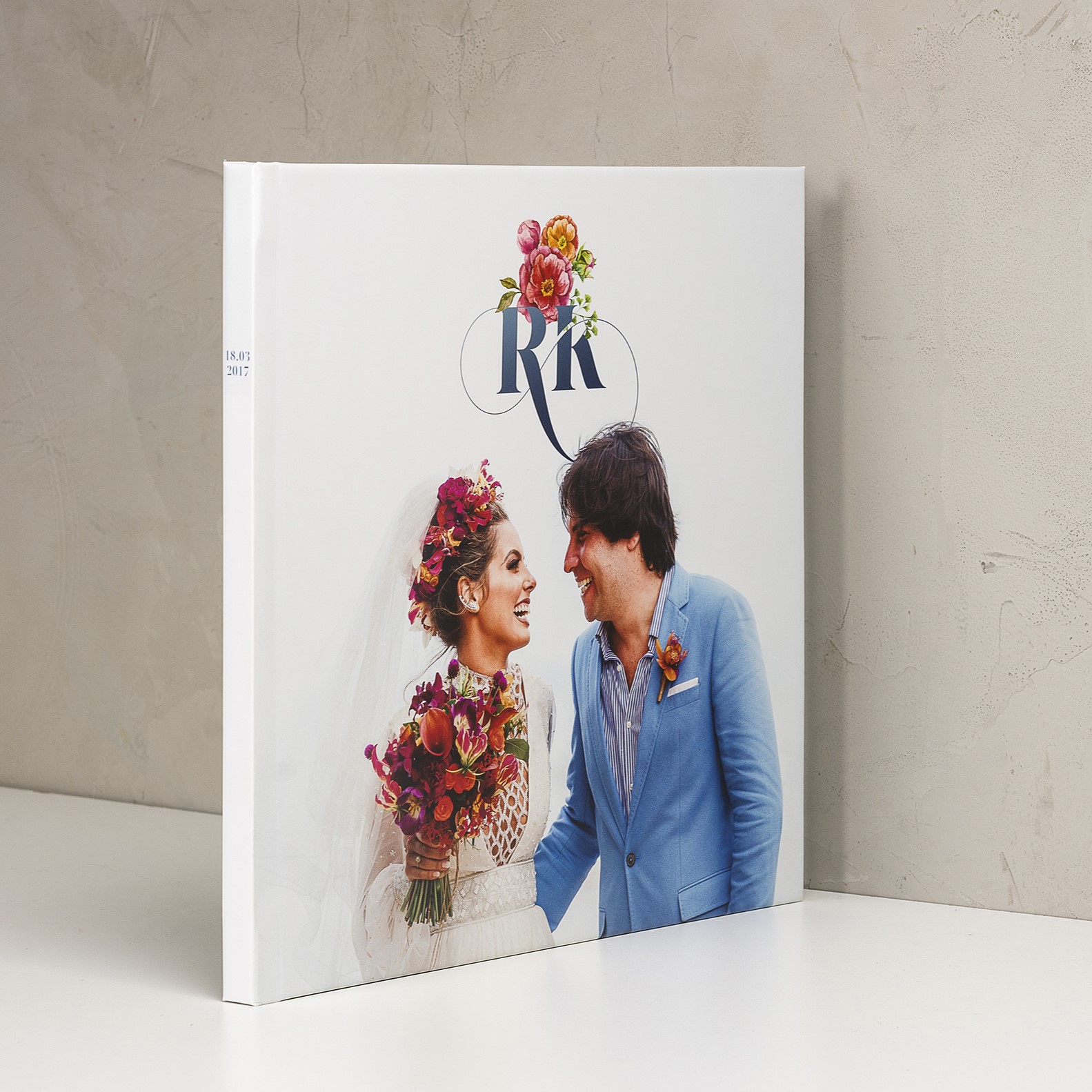 Ălbum de casamento com casal sorridente e decorativo floral, ideal para fotos de eventos especiais e.