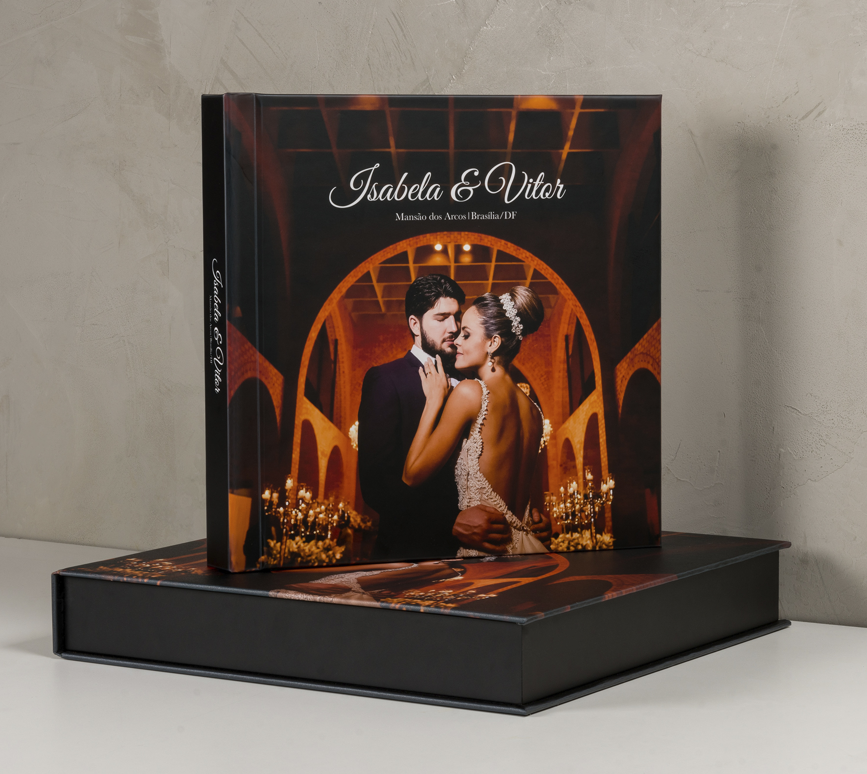 Álbum de casamento de Isabela e Vitor com capa personalizada e foto do casal em cerimônia.