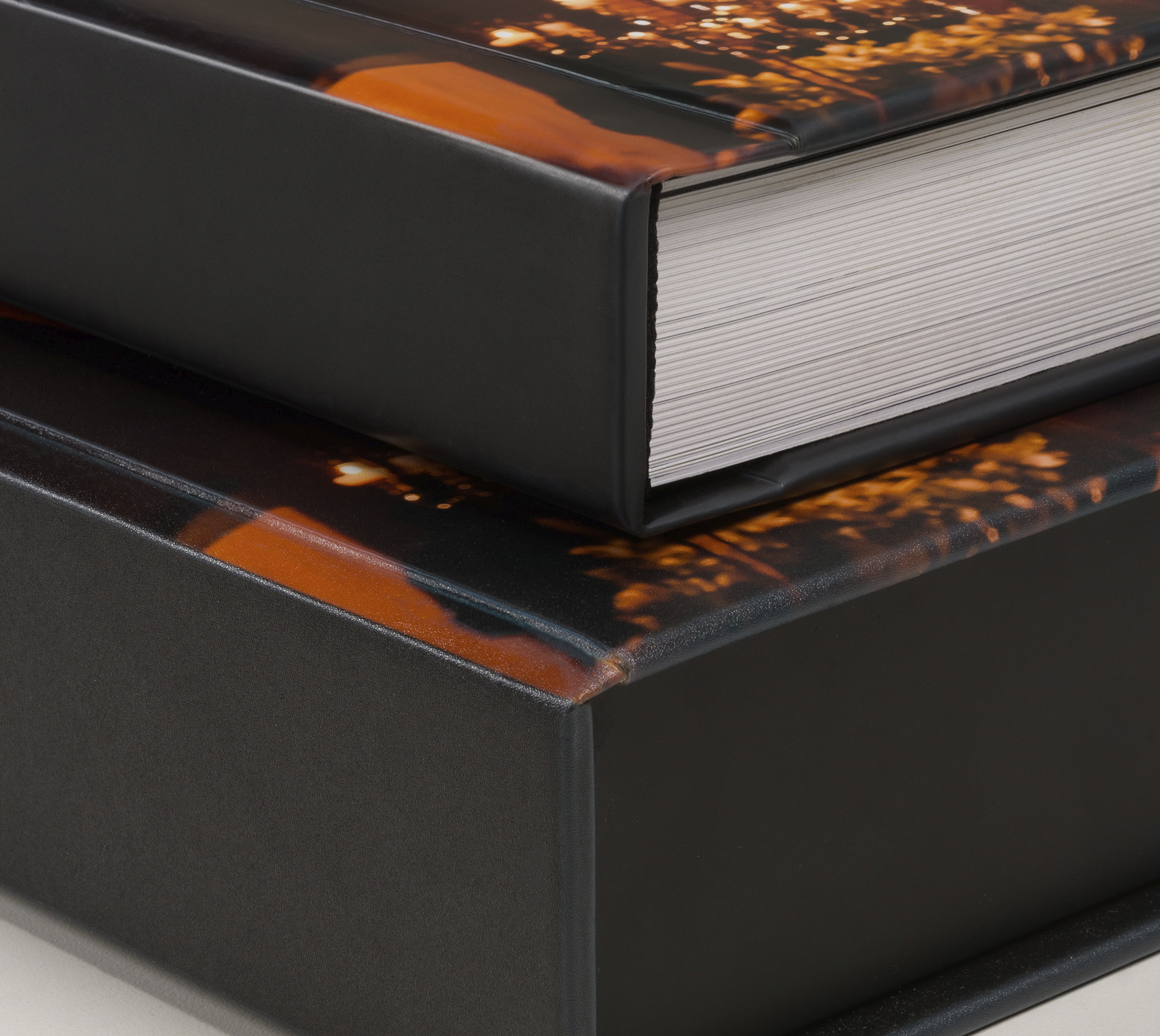 Álbum de fotos em capa dura com acabamento elegante e detalhes em laranja escuro.