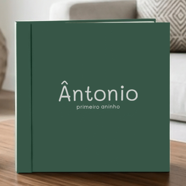 Com arte Álbum de fotos de bebê com nome "Antonio" e frase "primeiro aninho" em capa verde.