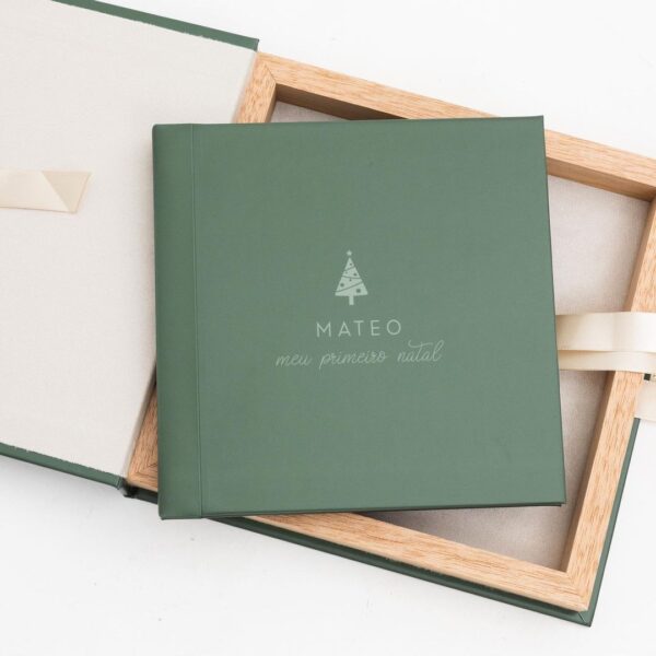 Cx Collors Árvore de Natal minimalista na capa de um álbum de fotos verde com nome personalizado.