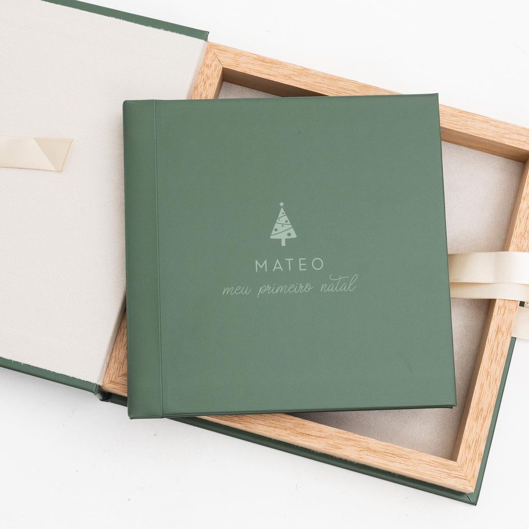 Árvore de Natal minimalista na capa de um álbum de fotos verde com nome personalizado.