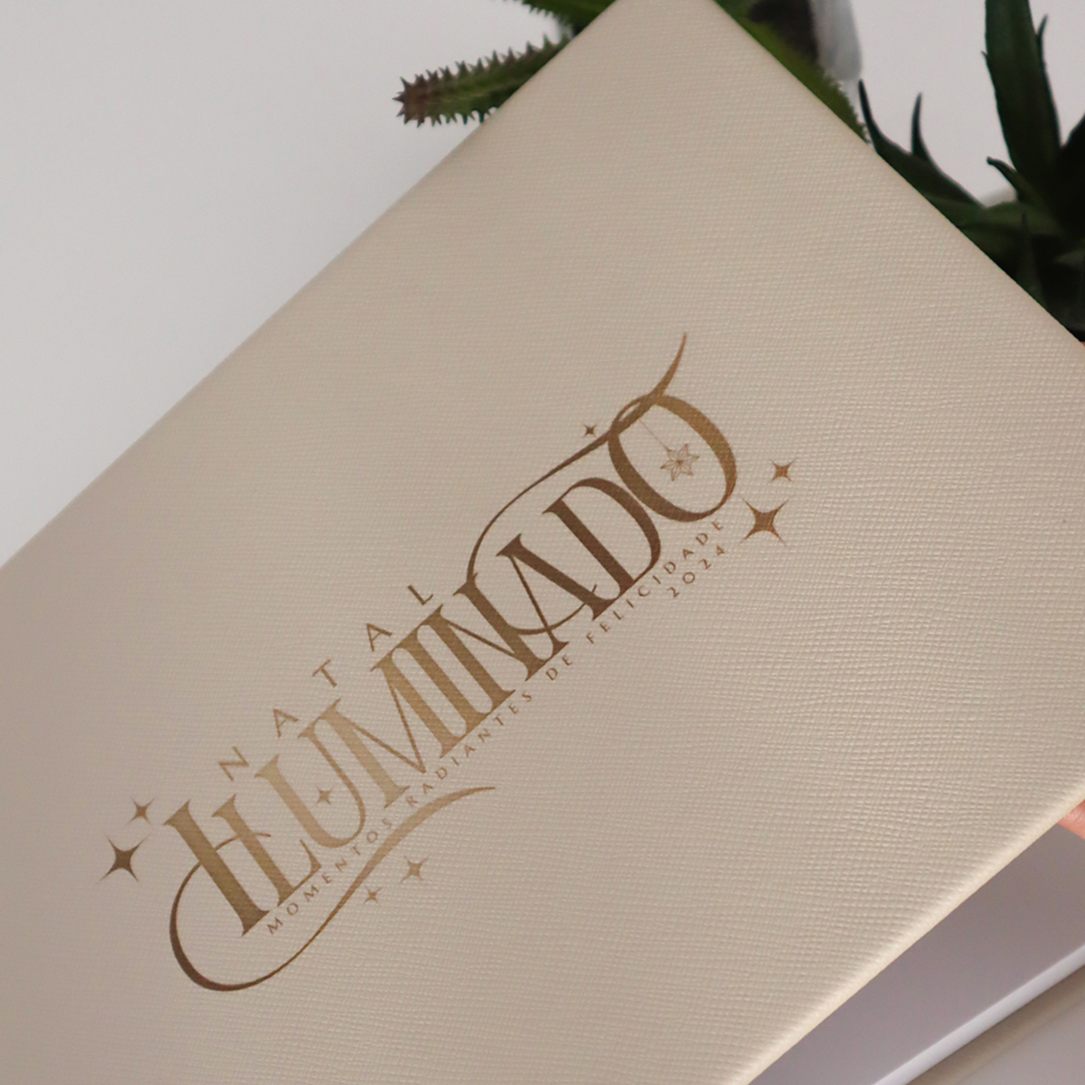 Logo do Ateliê Helândia com design elegante e detalhes dourados.