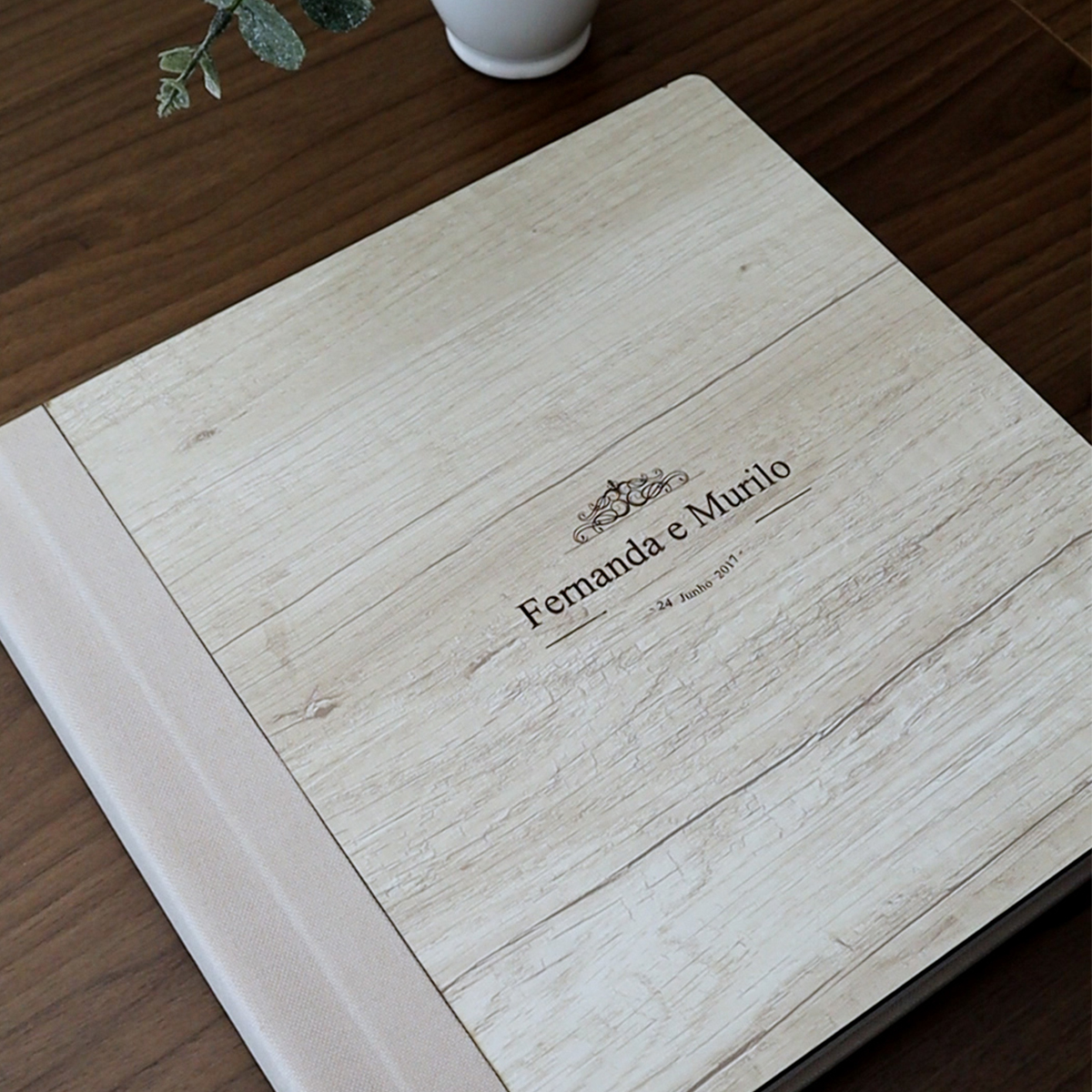 Casamento rústico com nomes e data em álbum de fotos personalizado.
