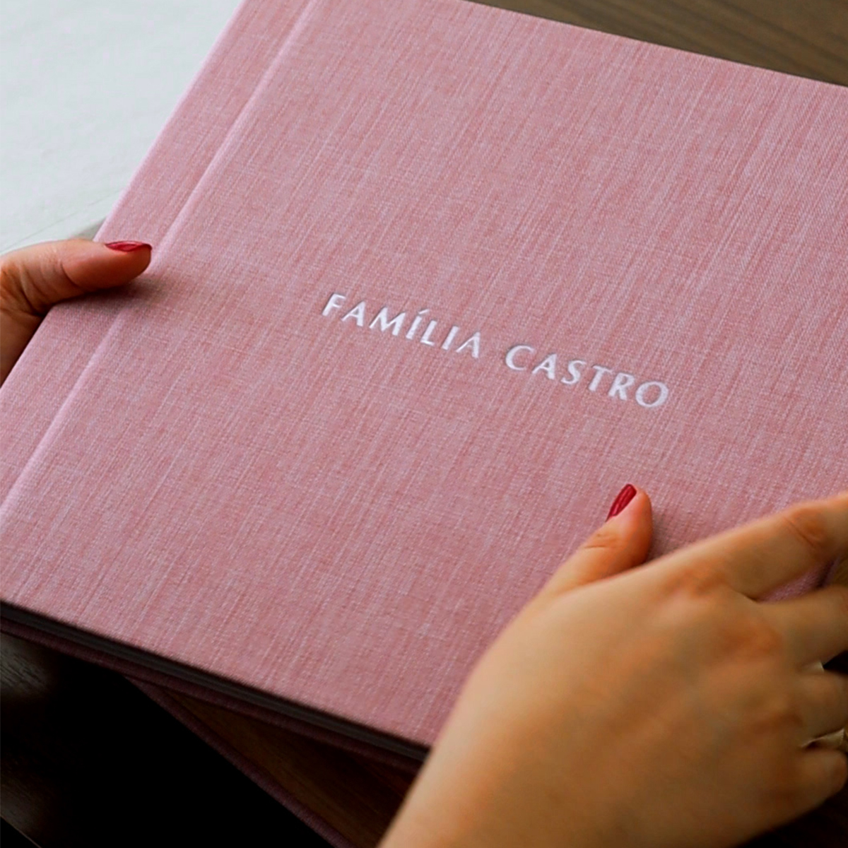 Família Castro em álbum de fotos personalizado com capa rosa.