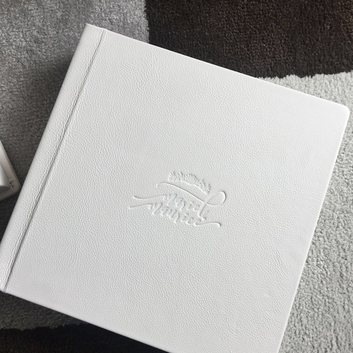 Álbum de fotos branco com textura elegante e capa resistente, ideal para armazenamento de memórias e.